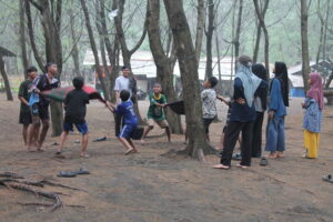 Warga LDII Bangunjiwo ikuti permainan dalam rangka rekreasi. 