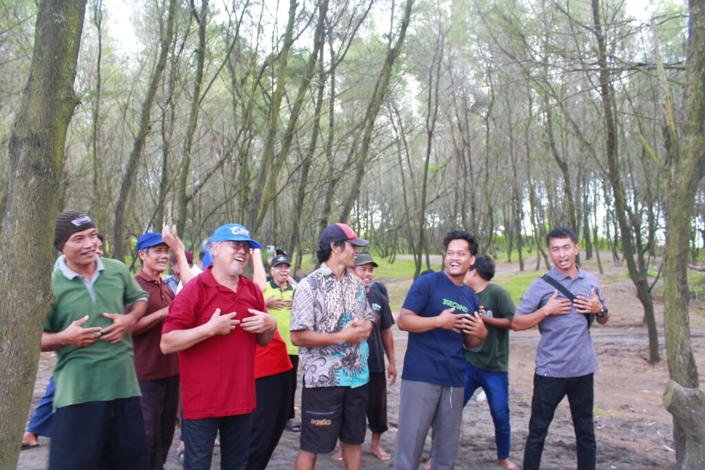 Warga LDII Bangunjiwo ikuti permainan dalam rangka rekreasi.