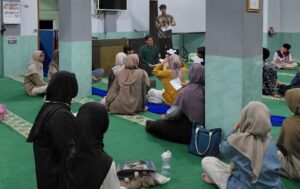 peserta mengikuti acara dengan saksama